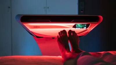 Dispositivo Biow E-OX en mesilla de noche junto a la cama