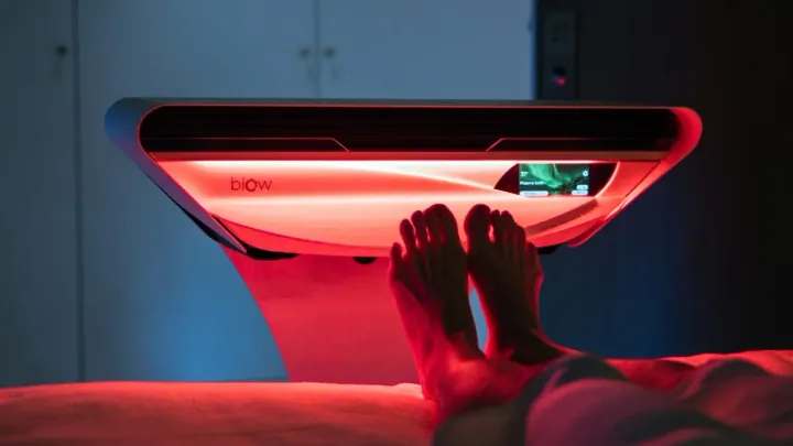 Dispositivo Biow E-OX en mesilla de noche junto a la cama