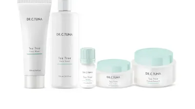Línea completa Farmasi Dr. C. Tuna Tea Tree sobre fondo neutro