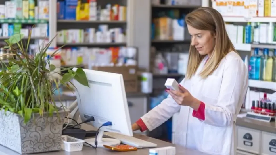 Farmasi vs farmacia: comparativa honesta de precio e ingredientes 2026
