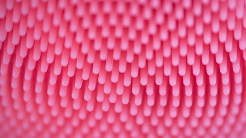 Detalle macro de las cerdas de silicona de un dispositivo de limpieza facial