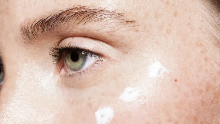 Cinco contornos de ojos de farmacia sobre superficie neutra