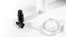 Cinco exfoliantes químicos AHA y BHA sobre fondo neutro