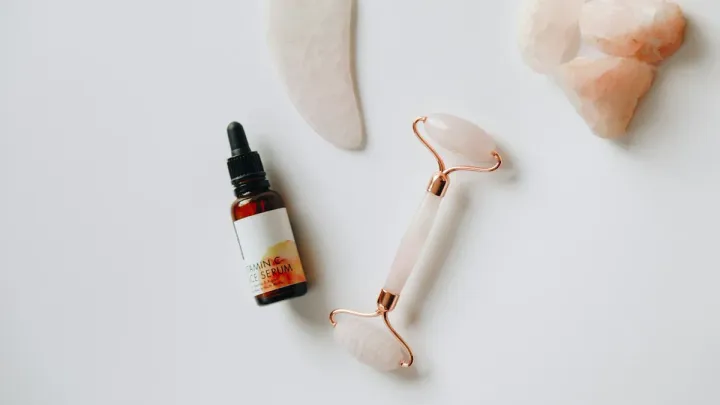 Cuatro productos coreanos con retinol y retinal sobre fondo neutro