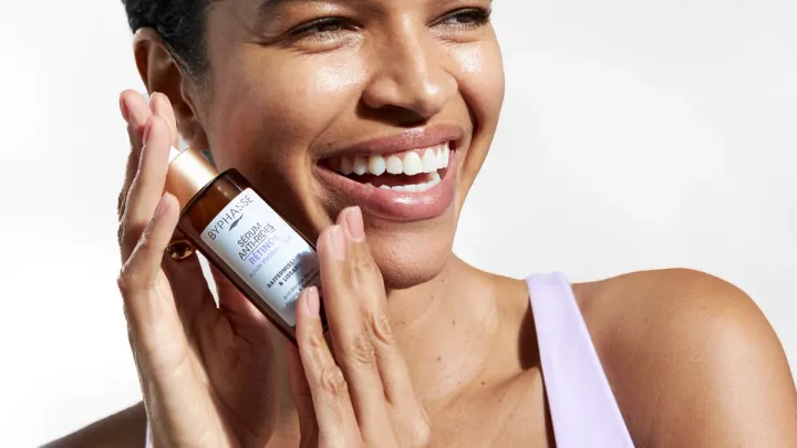 Cinco sérums de retinol de farmacia sobre fondo claro