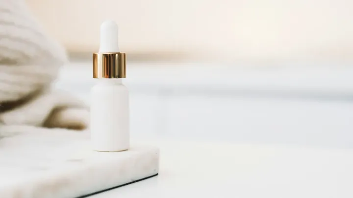 Cinco sérums de retinol de farmacia sobre fondo claro