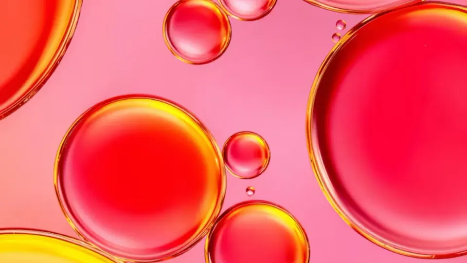 Texturas de serums exfoliantes con ácidos AHA y BHA sobre fondo neutro