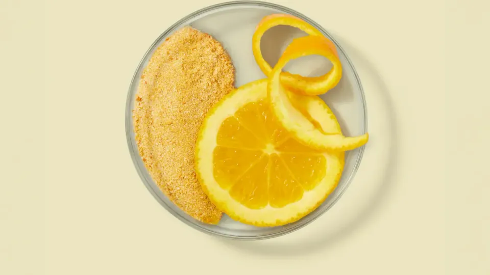 Gotas de serum de vitamina C sobre superficie de cristal