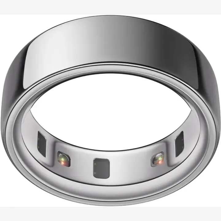 Anillo inteligente Oura Ring 4 plateado visto en ángulo, con los sensores del interior a la vista