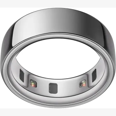 Anillo inteligente Oura Ring 4 plateado visto en ángulo, con los sensores del interior a la vista