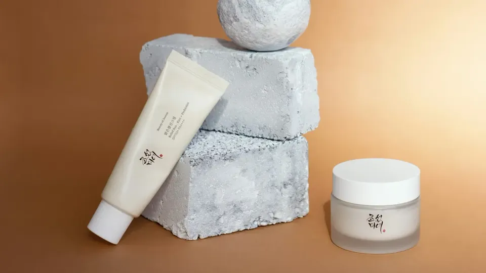 Primer plano de piel con textura, iluminación natural suave