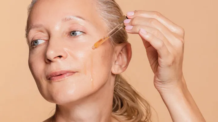 Piel madura con textura natural, iluminación suave