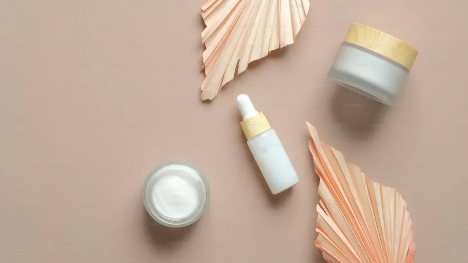 Primer plano de piel facial con tono desigual y manchas suaves