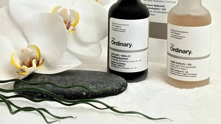 Primer plano de piel facial con textura suave y tono uniforme