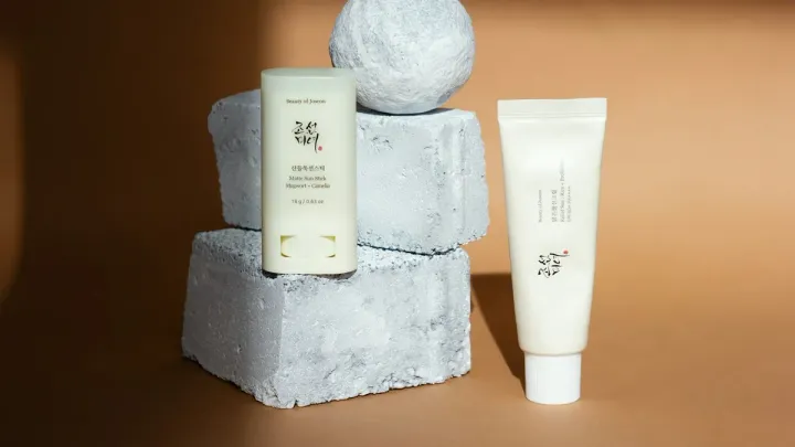 Productos de Beauty of Joseon dispuestos sobre fondo claro en composición editorial