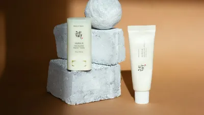 Productos de Beauty of Joseon dispuestos sobre fondo claro en composición editorial