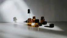 Productos skincare Farmasi Dr. C. Tuna sobre fondo neutro