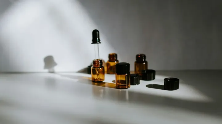 Productos skincare Farmasi Dr. C. Tuna sobre fondo neutro