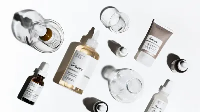 Selección de productos The Ordinary sobre fondo neutro