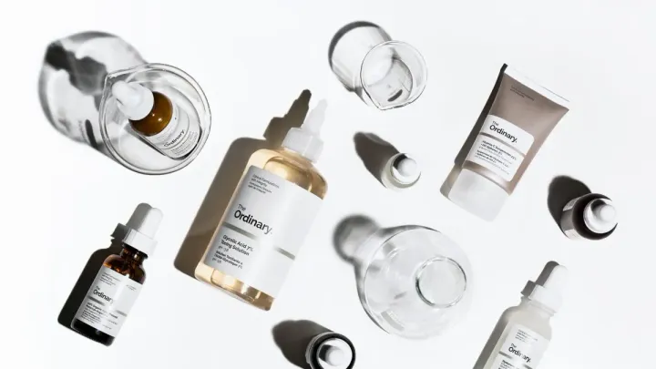 Selección de productos The Ordinary sobre fondo neutro