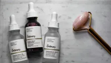 Selección de productos The Ordinary sobre fondo neutro