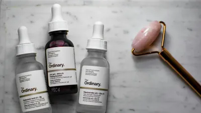 Selección de productos The Ordinary sobre fondo neutro