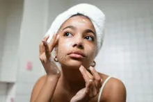 Productos de rutina nocturna de skincare ordenados sobre fondo oscuro