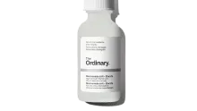 Sérum The Ordinary Niacinamide 10% + Zinc 1% sobre fondo neutro