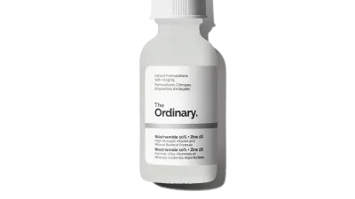 Sérum The Ordinary Niacinamide 10% + Zinc 1% sobre fondo neutro