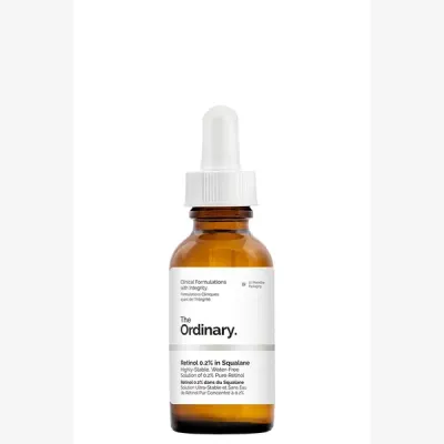 Frasco de The Ordinary Retinol 0.2% in Squalane sobre fondo neutro