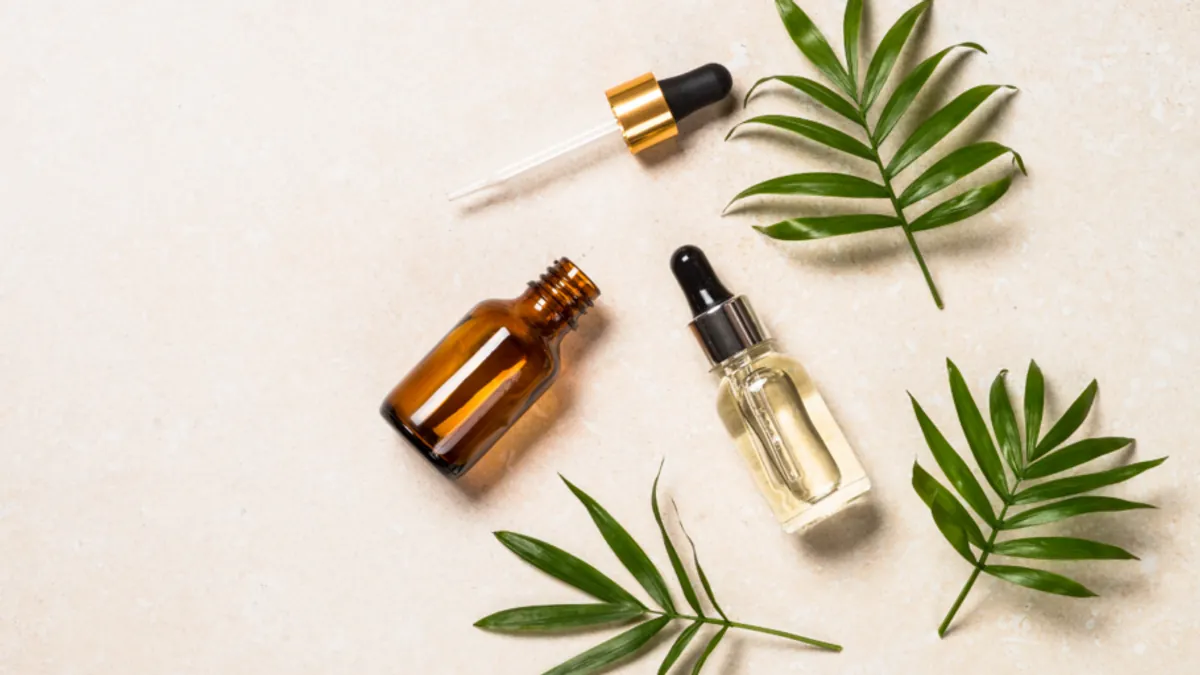 Textura de serum de retinol sobre fondo neutro